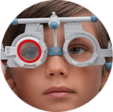 Bambino durante una visita oculistica con occhiali di prova presso uno studio oculistico a Ferrara e Finale Emilia